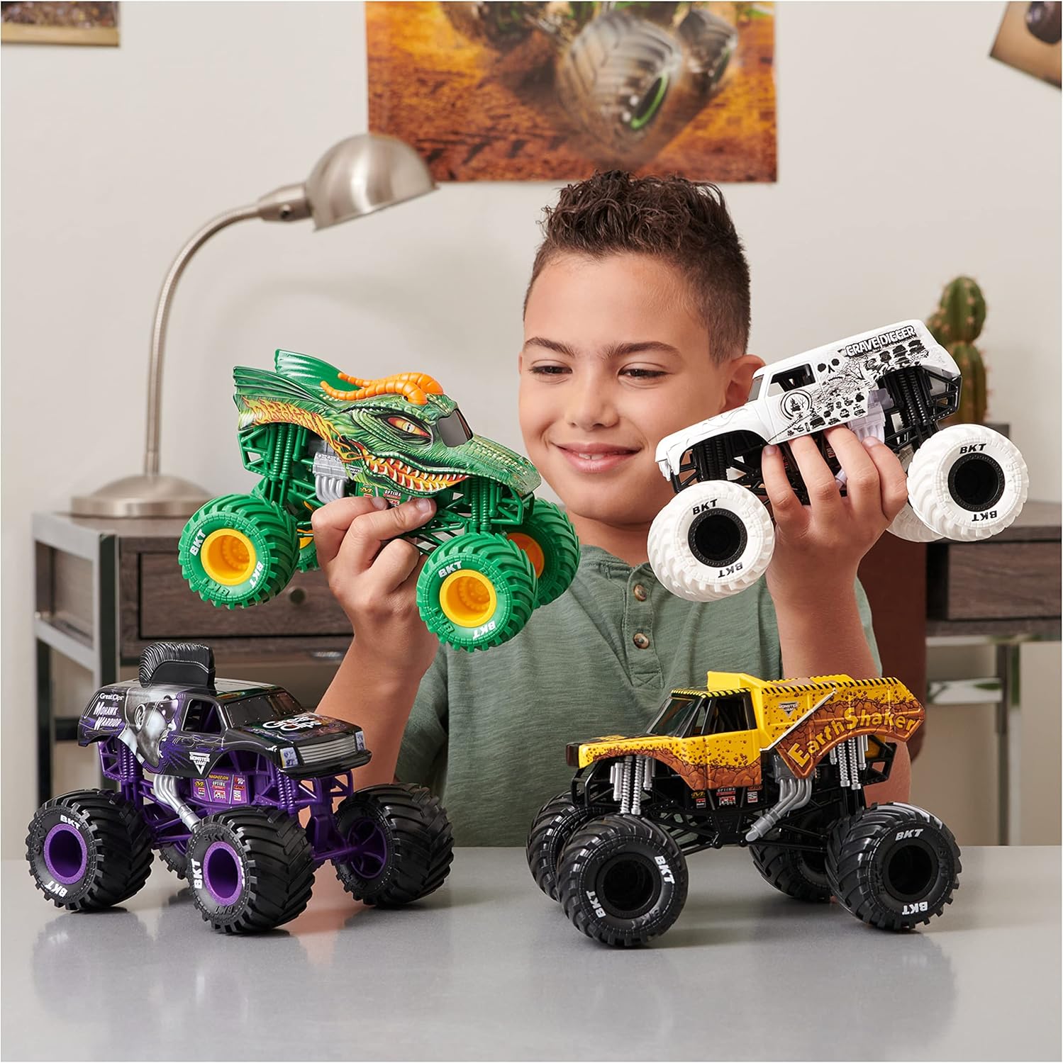 Monster Jam, Official Batman Monster Truck, Collector Die-Cast Vehicle, 1:24 Scale, Kids Toys for Boys and Girls Ages 3 and up